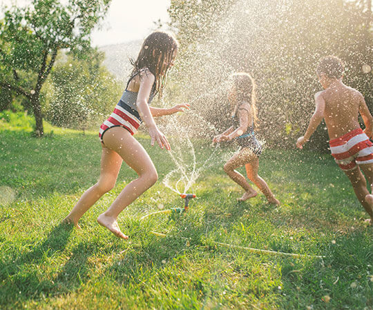 5 maneras en que las actividades al aire libre mejoran el desarrollo de los niños